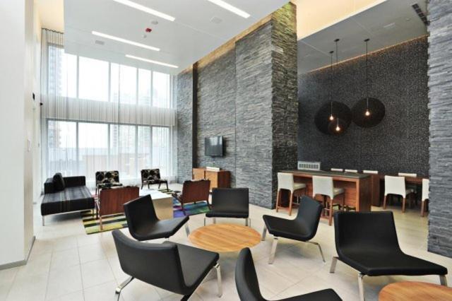 Square One Fully Furnished Suite Миссиссага Экстерьер фото