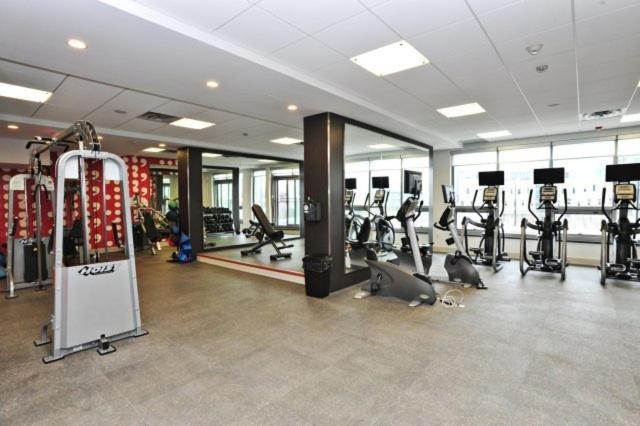 Square One Fully Furnished Suite Миссиссага Экстерьер фото