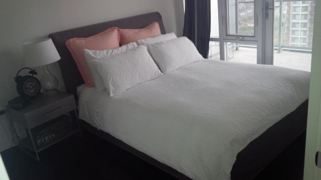 Square One Fully Furnished Suite Миссиссага Номер фото