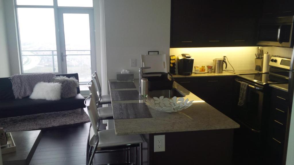 Square One Fully Furnished Suite Миссиссага Номер фото
