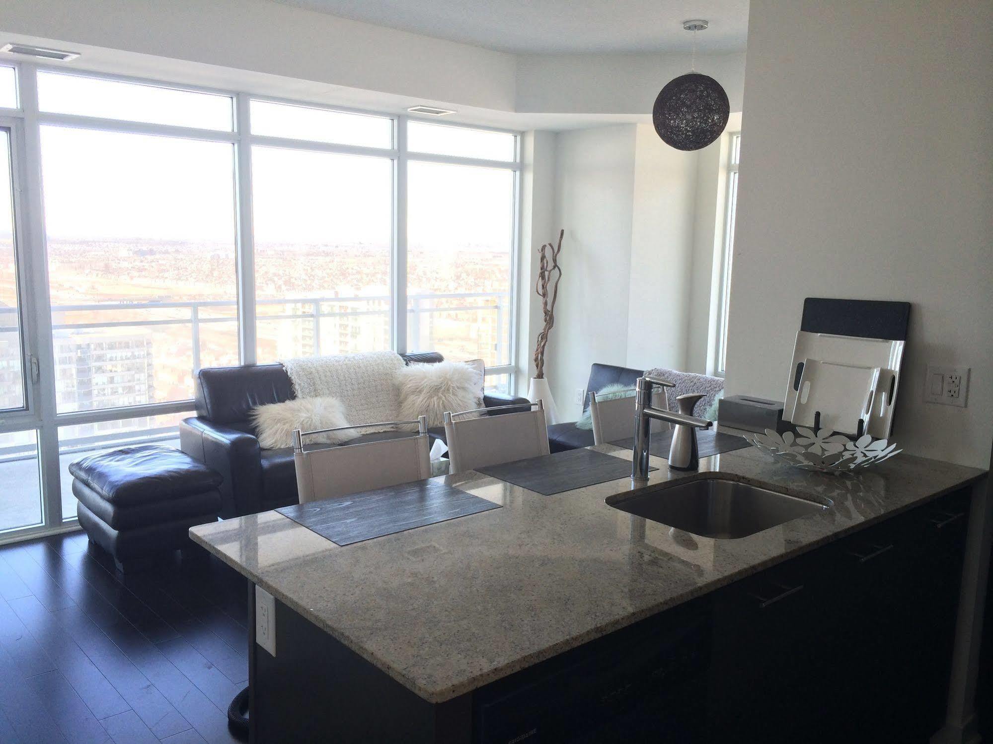 Square One Fully Furnished Suite Миссиссага Экстерьер фото